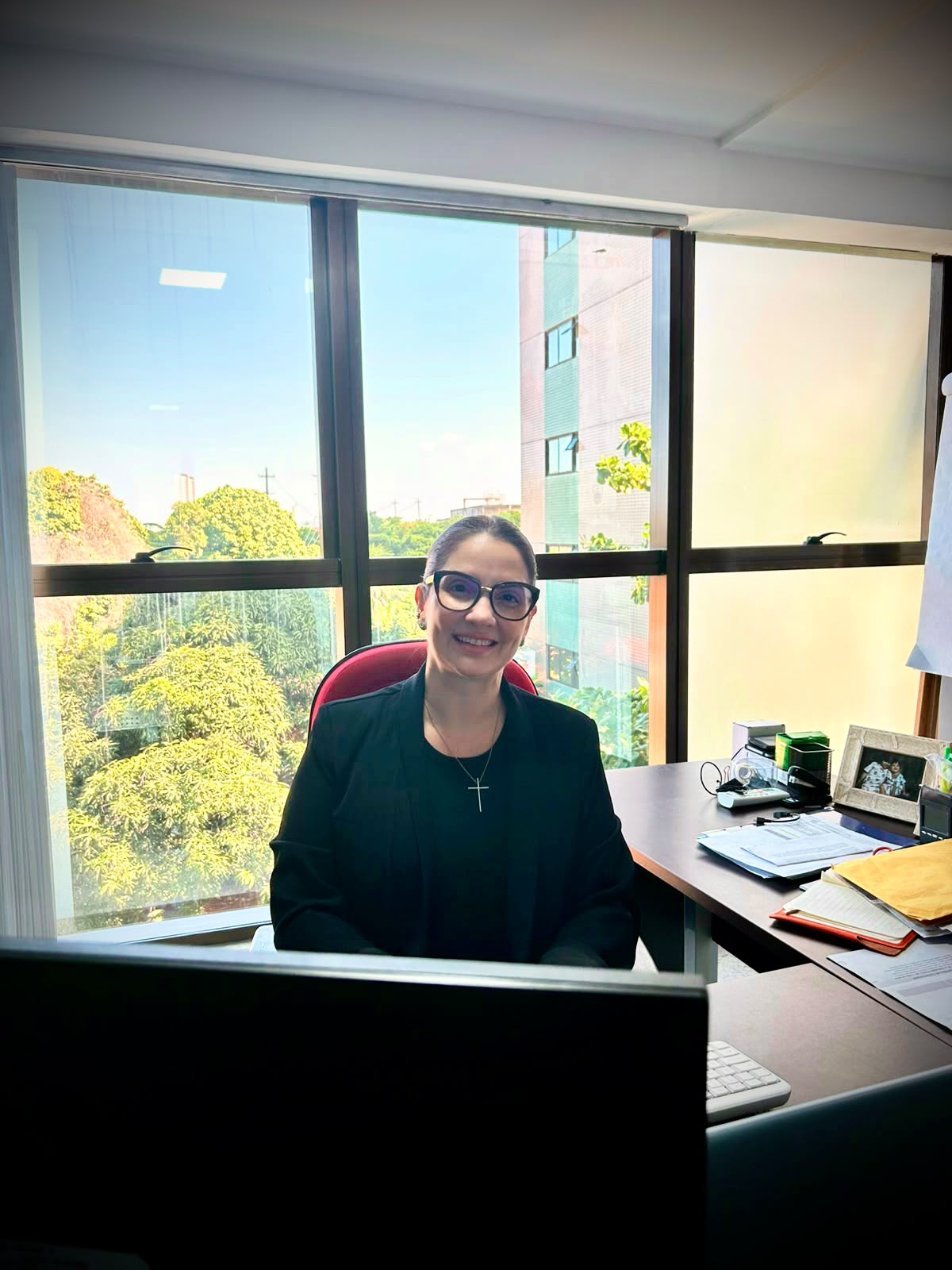 Isabella Almeida, advogada responsável pela Medeiros e Almeida Advocacia, em seu escritório em Recife/PE